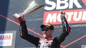 Álvaro Bautista celebra, hoy, en el podio de Phillip Island (Australia), su segunda victoria en el Mundial de SBK.