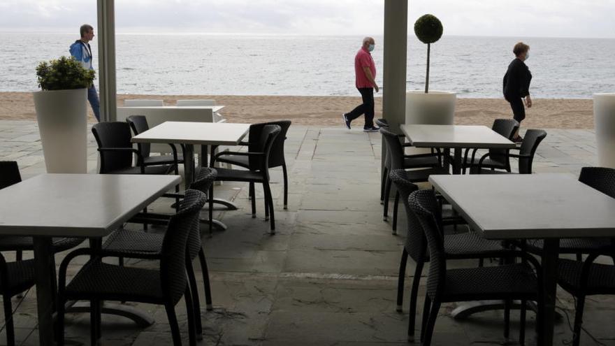 Una terrassa del passeig marítim de Platja d&#039;Aro tancada durant el mes de maig