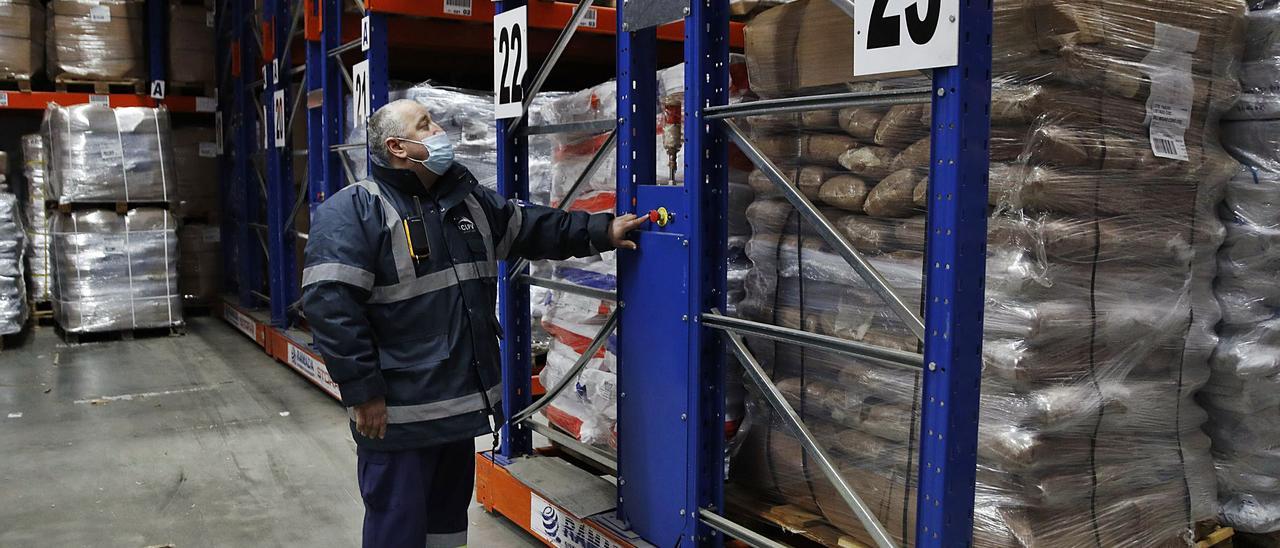 Un operario trabajando en el frigorífico del Centro Loxístico Porto de Vigo.