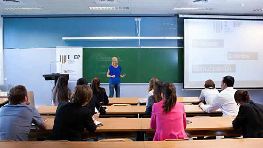 Alumnos en una de las clases que se imparten en el Instituto Mediterráneo de Estudios de Protocolo.