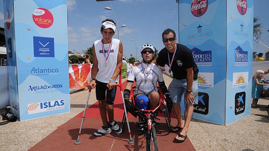 Arriba, de i. a d., Andrés Martín, Fran Toledo y Eneko Llanos, tras concluir la prueba. Sobre estas líneas Fran durante la carrera. i F. JIMÉNEZ /A. PERDOMO