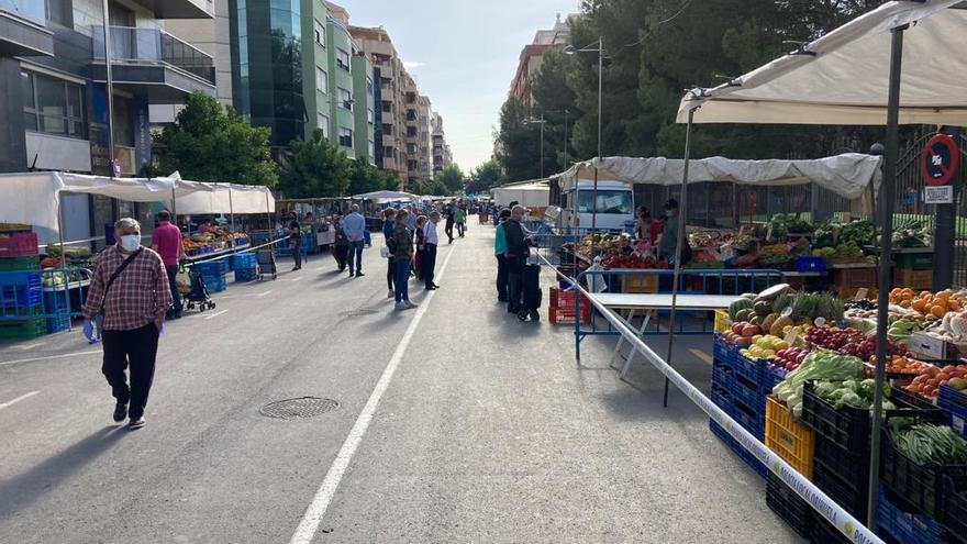 Uno de los once mercadillos que se instalan en Orihuela