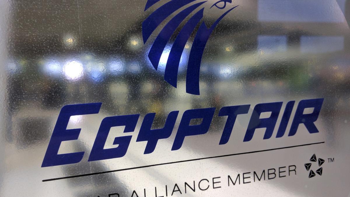 El logo de Egyptair en un mostrador de la aerolínea en el aeropuerto Charles de Gaulle.