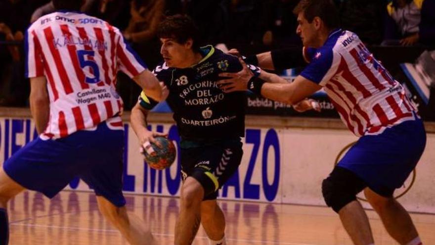 Eloy Krook, en una acción de ataque ante Kallman y Aguinagalde, en el partido del miércoles. // G.N.