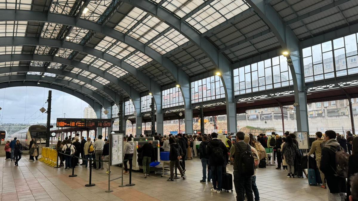 Pasajeros afectados por retrasos en la estación de trenes de San Cristóbal, en A Coruña.