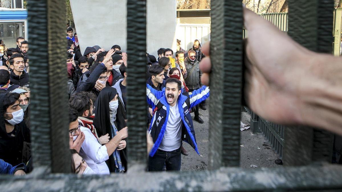 Estudiantes de la Universidad de Teherán participan en una protesta antigubernamental, el pasado 30 de diciembre.