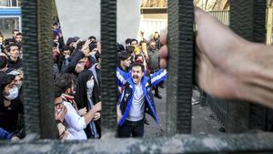 Estudiantes de la Universidad de Teherán participan en una protesta antigubernamental, el pasado 30 de diciembre.