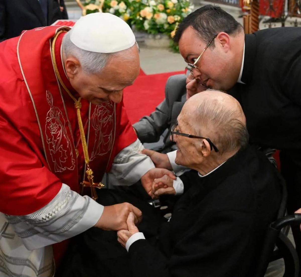 El papa León saluda a Olegario Peña.