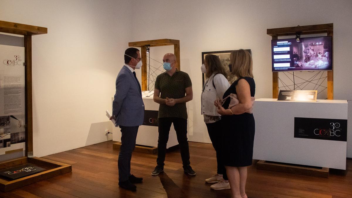 Desde la izquierda Gumersindo Bueno, un responsable del Museo, Ana Carmen Pascual e Isabel García Prieto