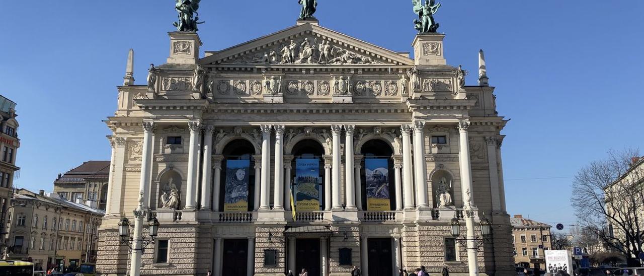 La fachada del Teatro de Ópera y Ballet de Lviv.