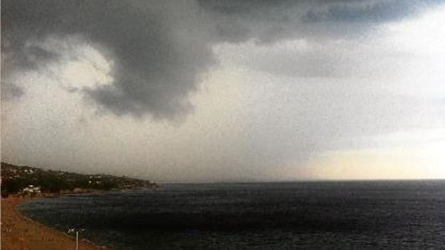 El cel de Platja d&#039;Aro es va ennegrir a mitja tarda amb els núvols de la tempesta que havia de descarregar.