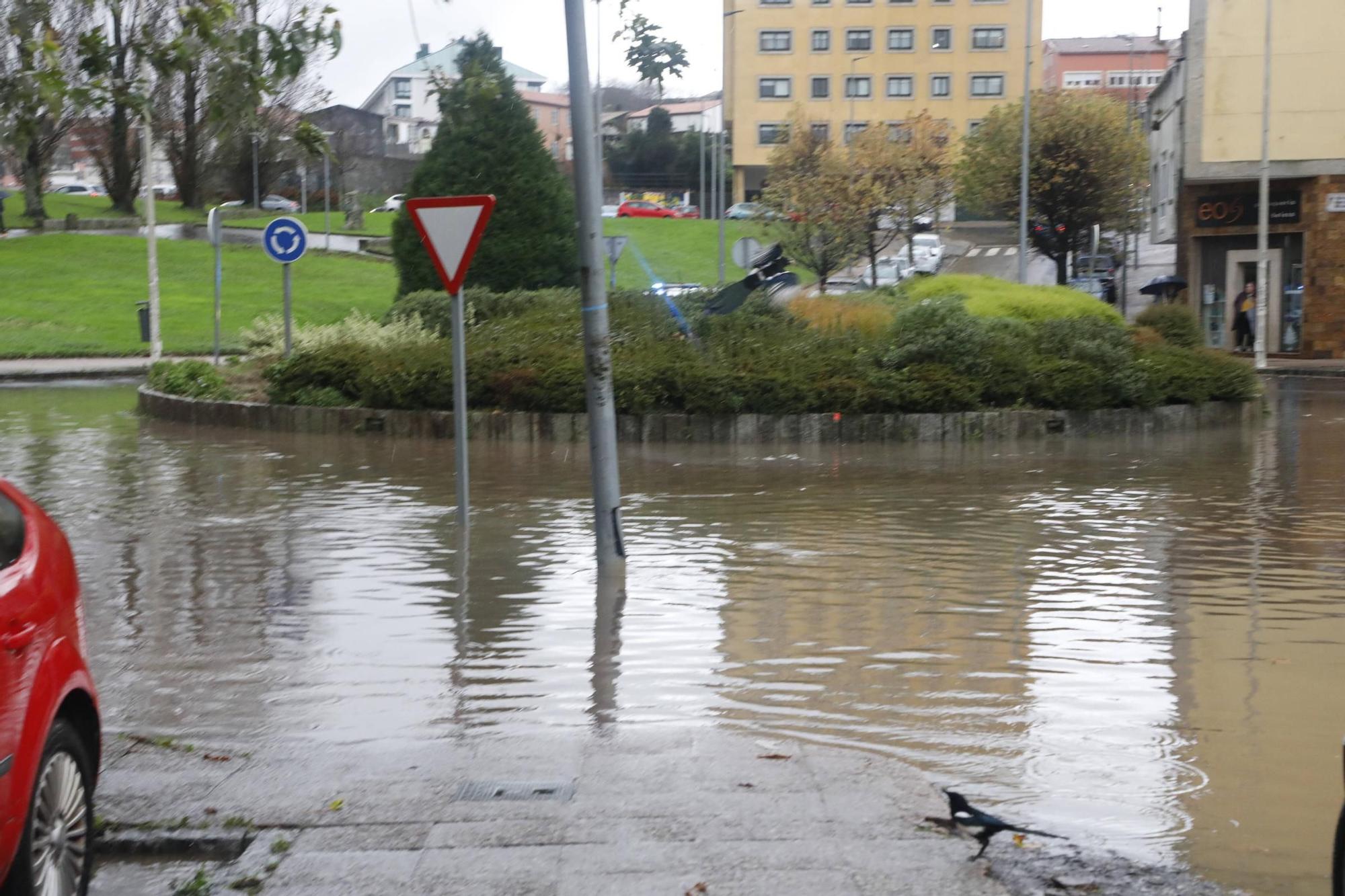 Una tromba de agua inunda de nuevo la rotonda Fontes do Sar