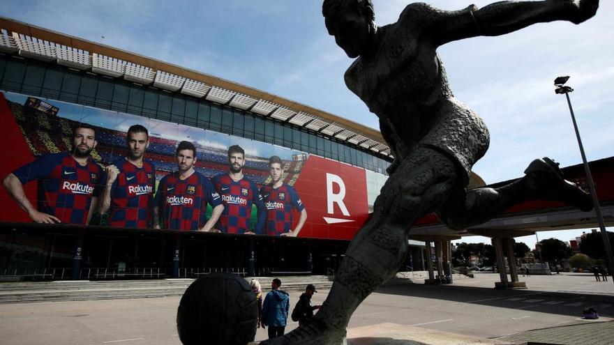 Vista del Camp Nou de Barcelona el jueves después de que LaLiga haya anunciado que ha acordado el aplazamiento de al menos las dos próximas jornadas en Primera y Segunda división.