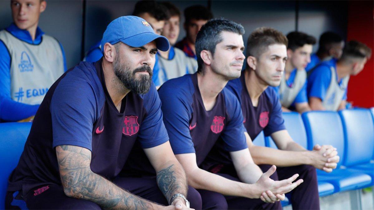 Víctor Valdés con sus ayudantes Quim Ramon y Alberto Encinas