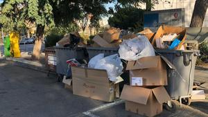 Fotografía tomada semanas antes de la grabación del vídeo de ERC en el área de aportación del mercado de Pla d’en Boet, donde se aprecia uso inadecuado de los contenedores.