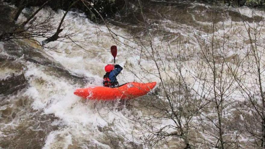 Una de las pruebas disputadas ayer en el río Deza.