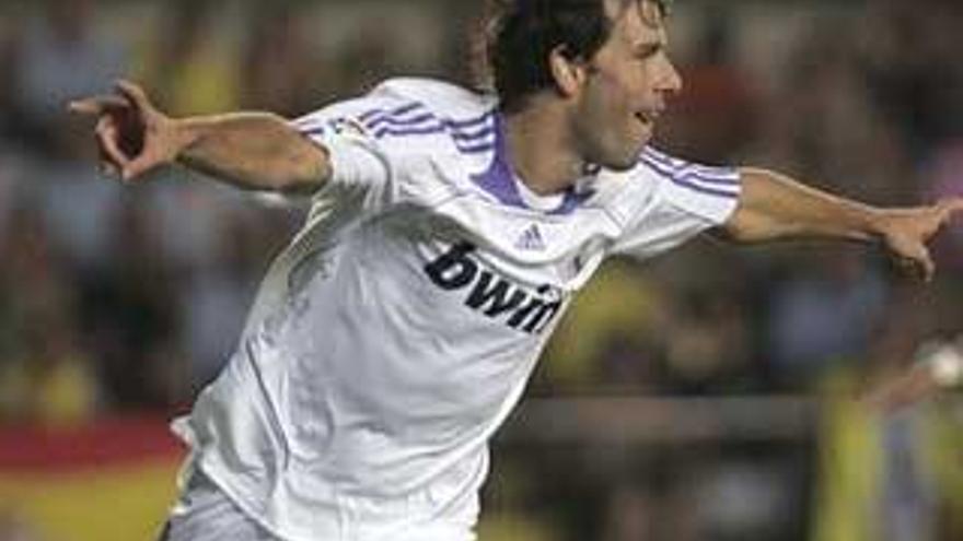 Real Madrid y Sevilla demandados porque sus camisetas incitan a los niños a apostar