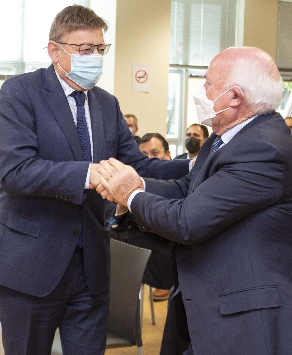 Puig con el presidente del patronato de la fundación científica, el empresario Joaquín Pérez. | ALEX DOMÍNGUEZ