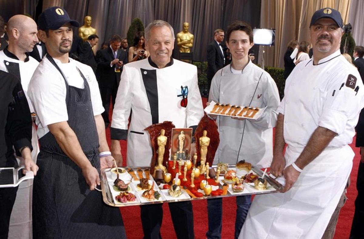 El cocinero Wolfgang Puck presenta sus creaciones culinarias para los invitados a la velada.