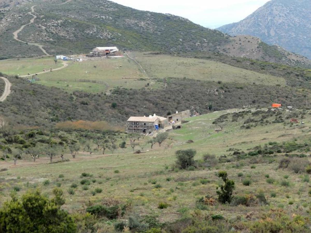 6 Els dos masos del Cap de Creus situats dins del terme municipal de Roses que són restaurats en l’actualitat: en primer terme el Mas dels Arbres i al fons el Mas d’en Caussa. F  | CONXI MOLONS