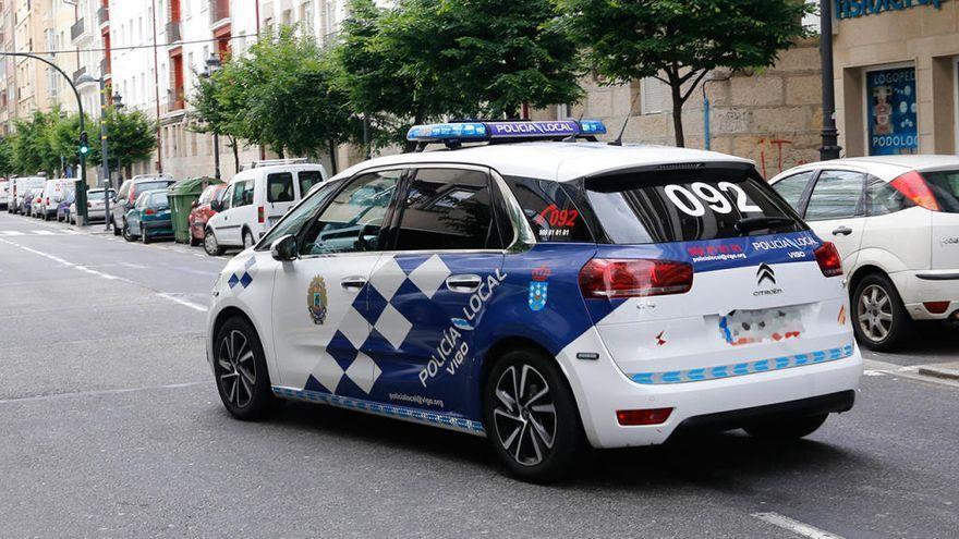 Un vehículo de la Policía Local en Vigo.