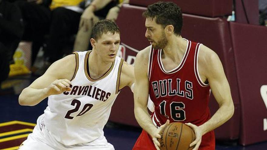 Pau Gasol inaugura las semifinales de los Bulls con una exhibición