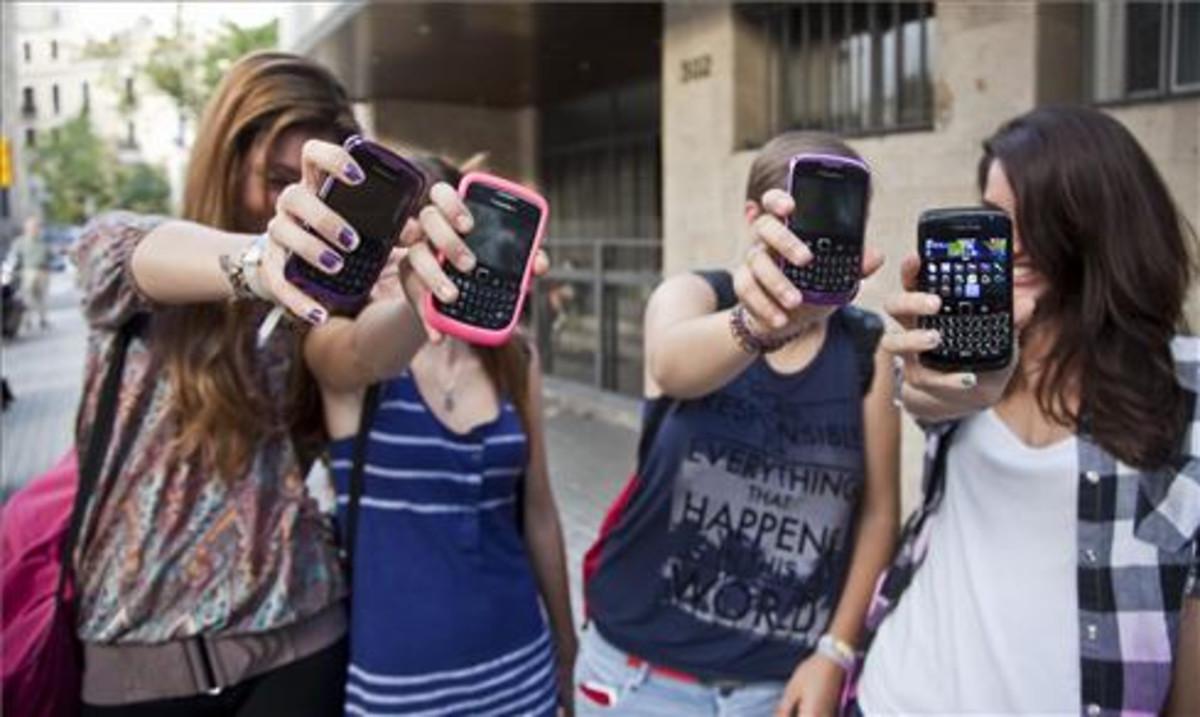chicas-con-mvil chicas-con-mvil