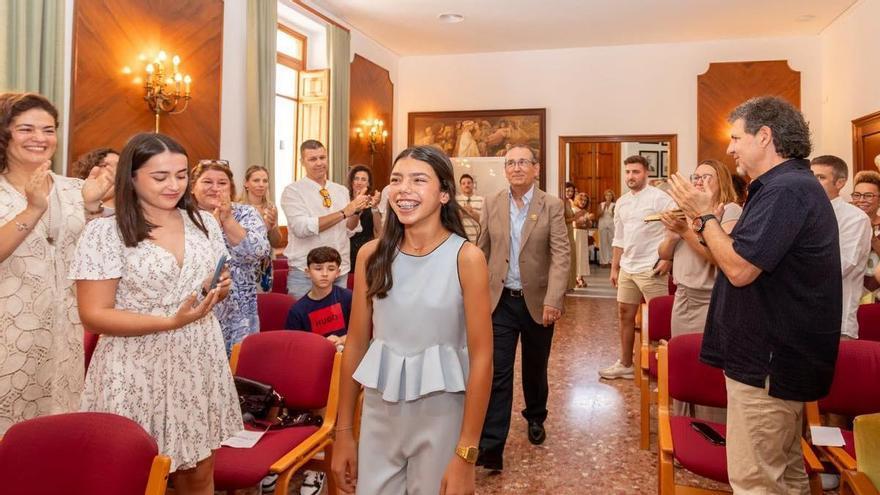 Recepción en el Ayuntamiento de Oliva a las nuevas falleras mayores y sus cortes de honor