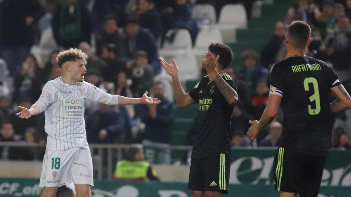 Simo Bouzaidi protesta tras una falta a Kike Márquez en el Córdoba CF-Real Madrid Castilla.