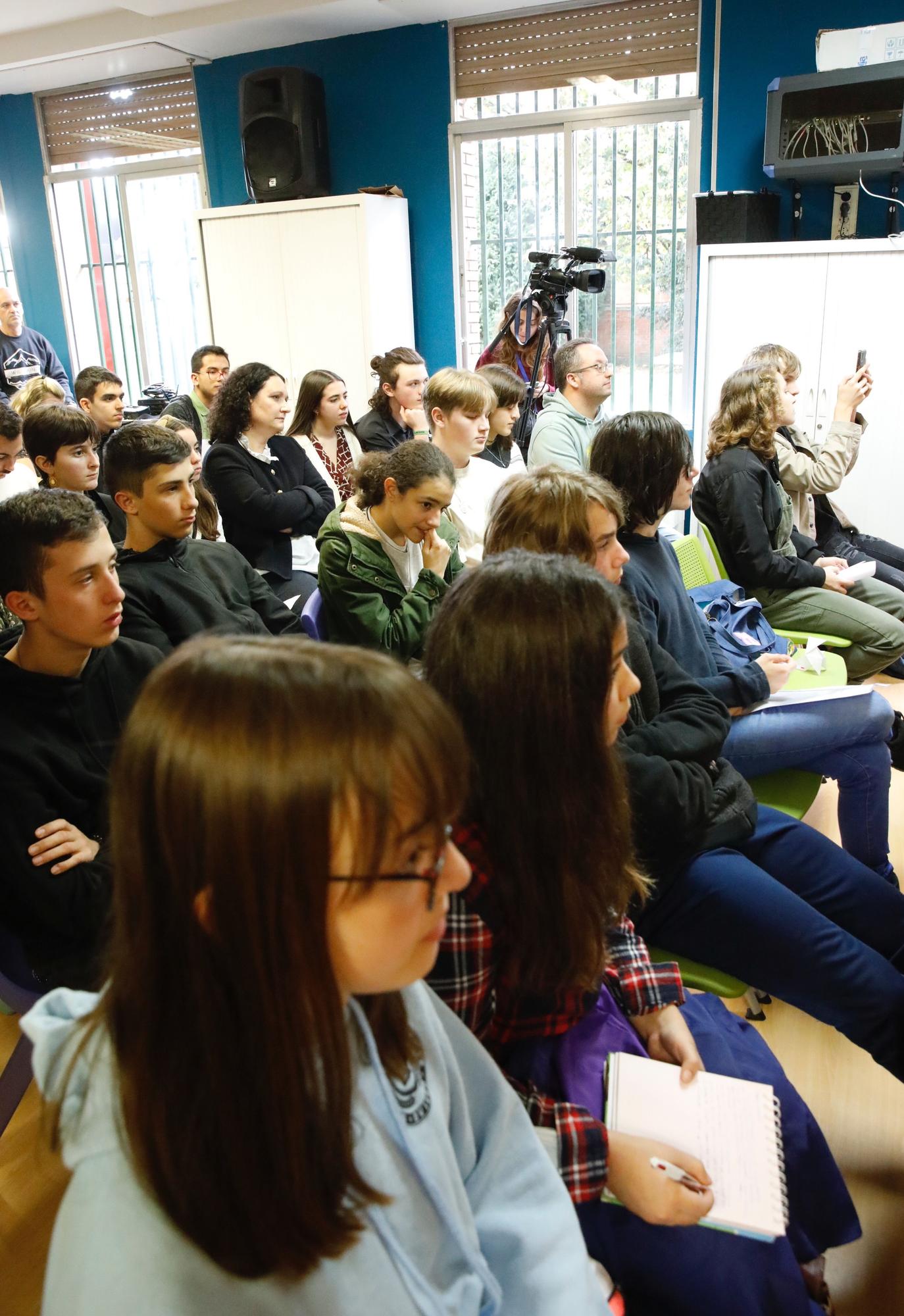 EN IMÁGENES: Así fue la visita de Adam Michnik al instituto de Roces en Gijón