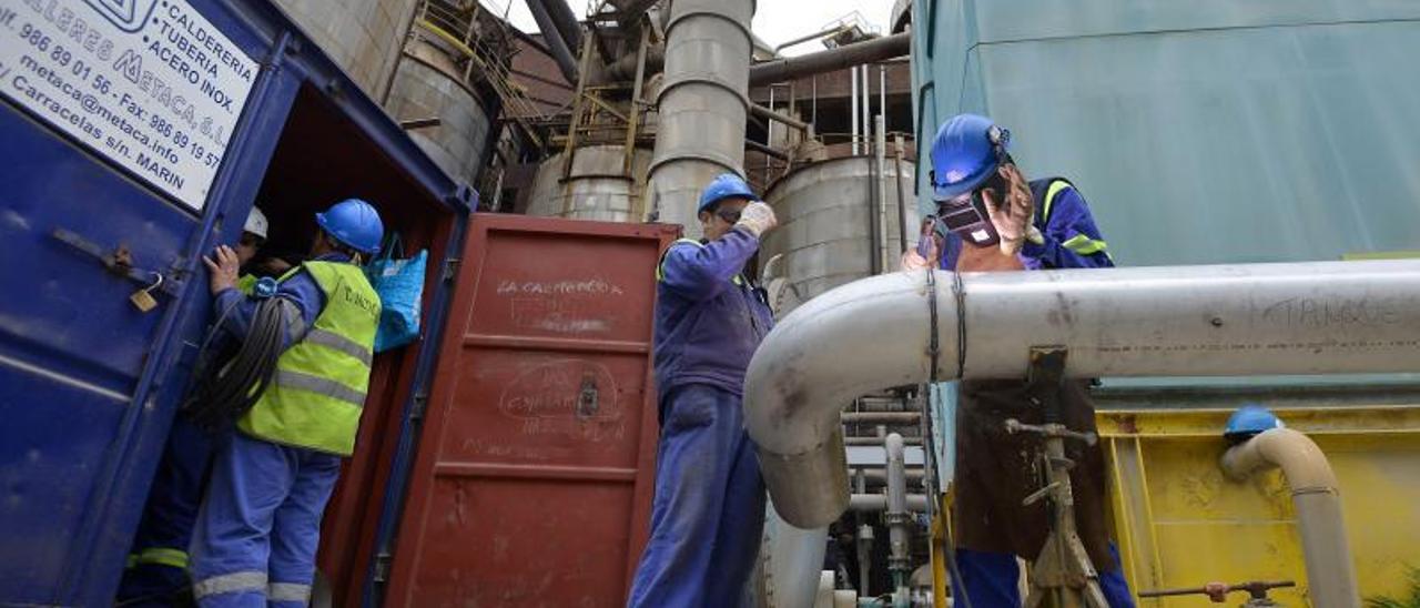 Trabajadores en el interior del complejo de Ence durante una parada técnica de la fábrica. |   // G. SANTOS