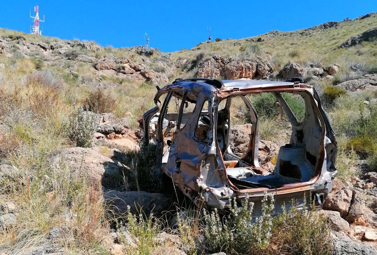 Coche abandonado de camino al Arco de la Picadera
