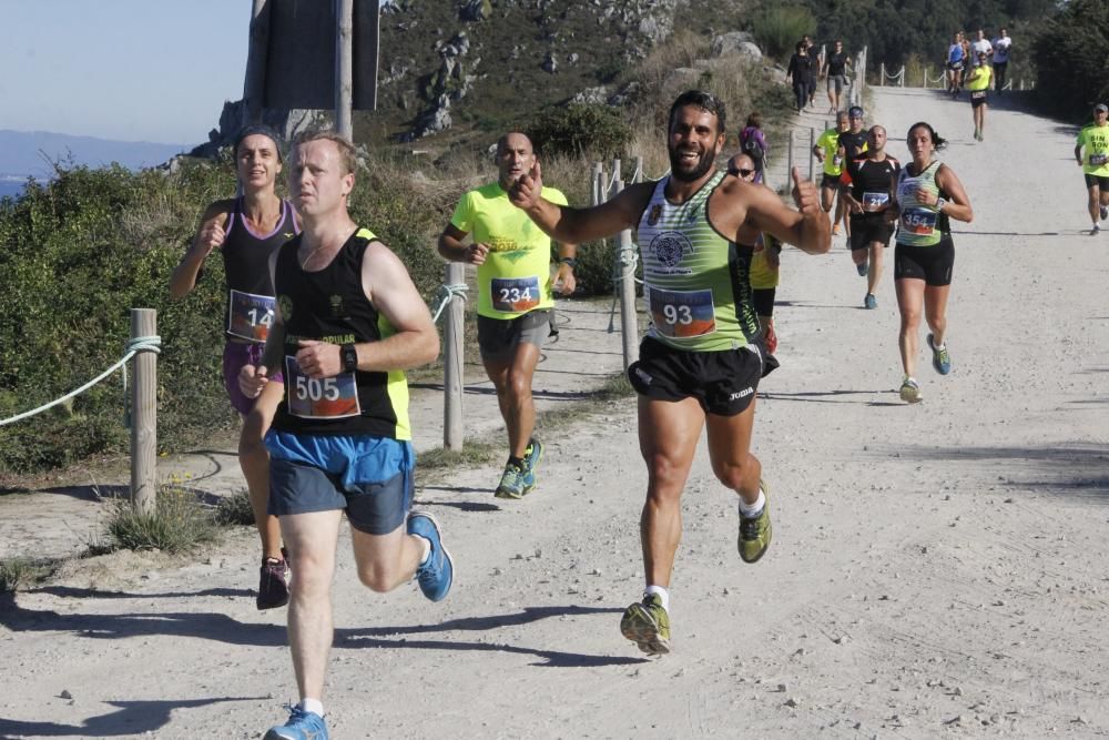 Roberto Riobó y Beatriz Fernández triunfan en la media maratón de la Costa da Vela