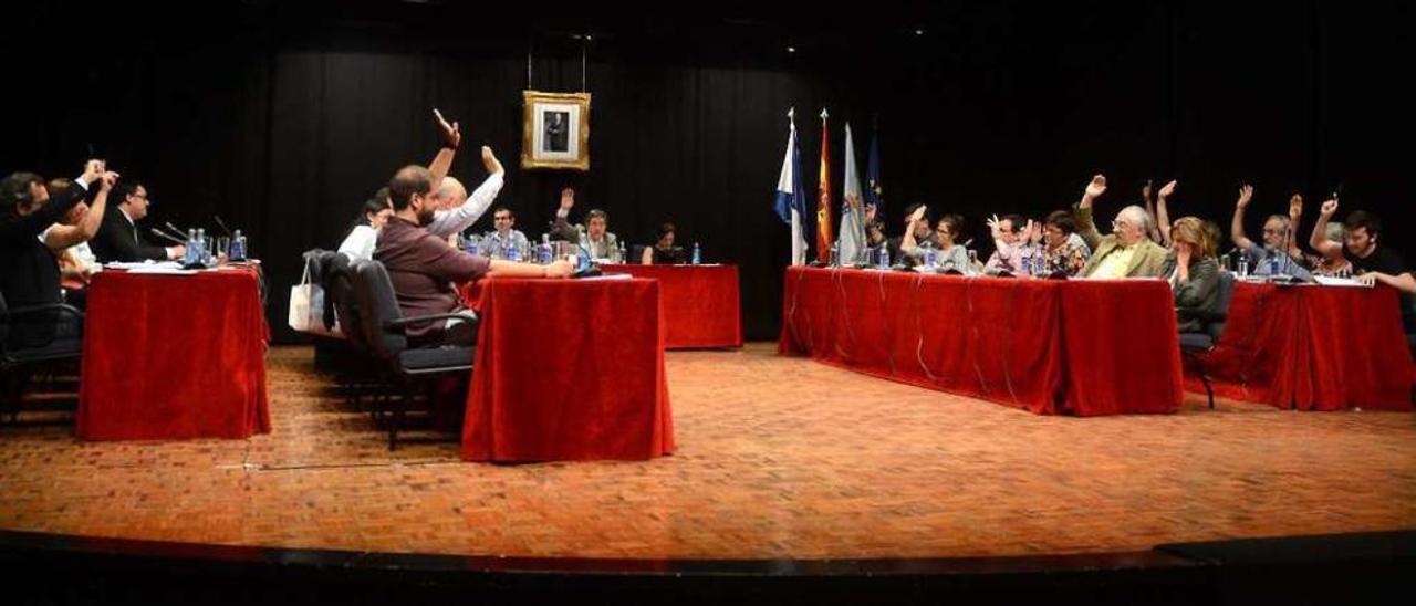 La corporación municipal en el pleno del pasado 2 de julio en el Teatro Principal. // Rafa Vázquez