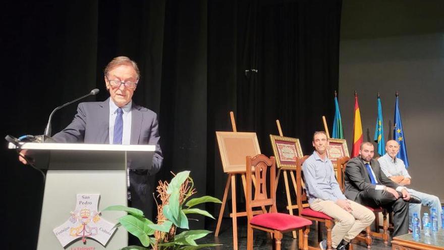 El pregonero Bernardo Eduardo González Menéndez durante el acto de inicio de las fiestas.