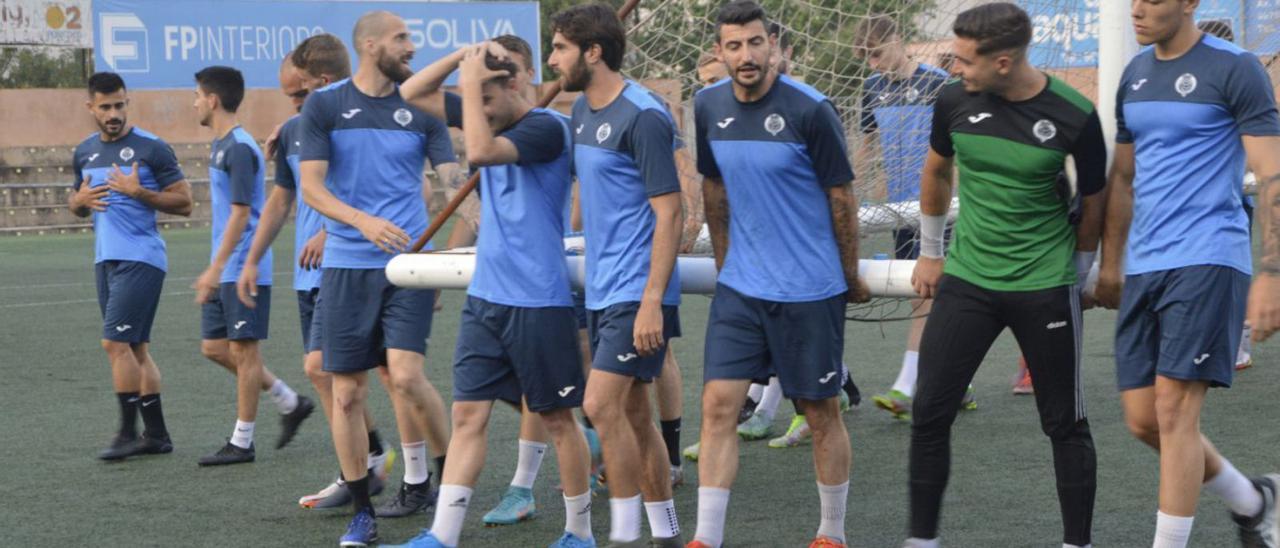 Jugadores del CF Gandia, durante el entrenamiento de este viernes.                                                                             | LEVANTE-EMV