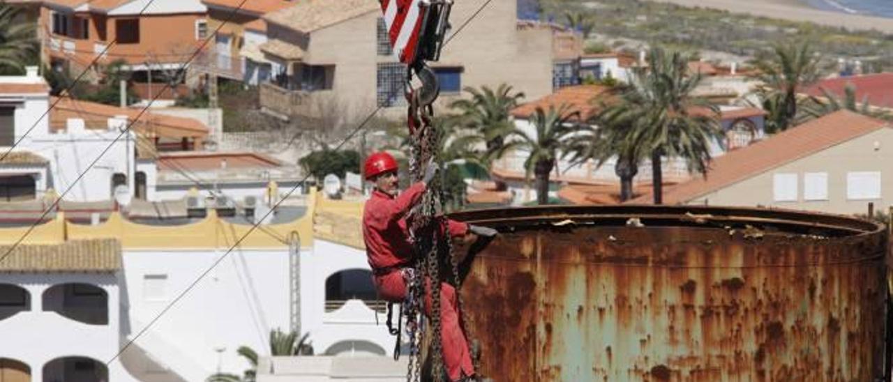 Cullera retira un viejo depósito de agua ante el peligro para los vecinos