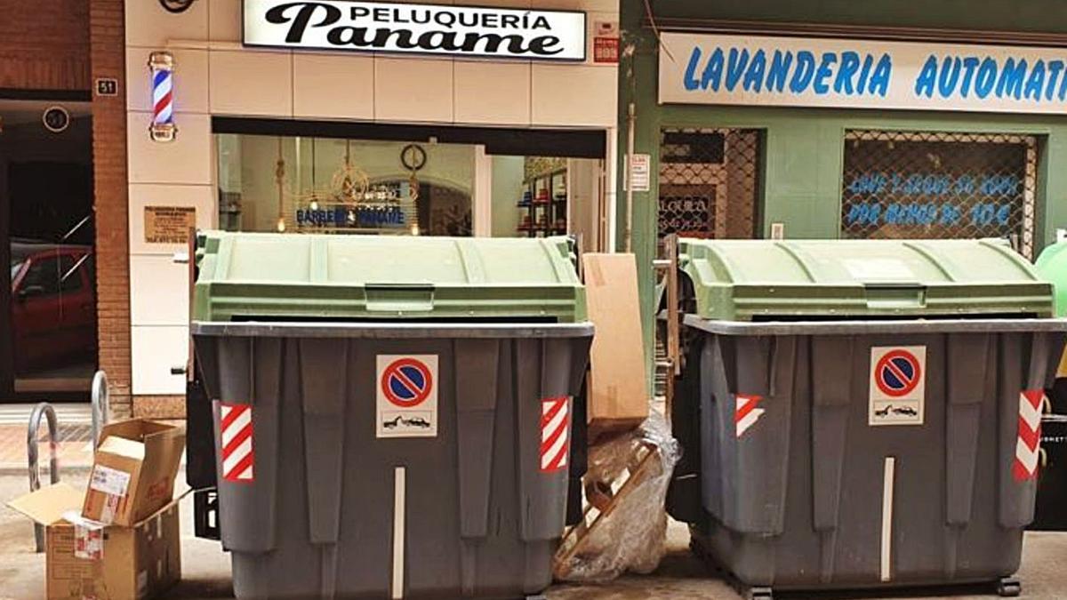 Contentedores de la Calle Carlos III llenos de basura delante de comercios en unas fotografías facilitadas por la Asociación de Vecinos.