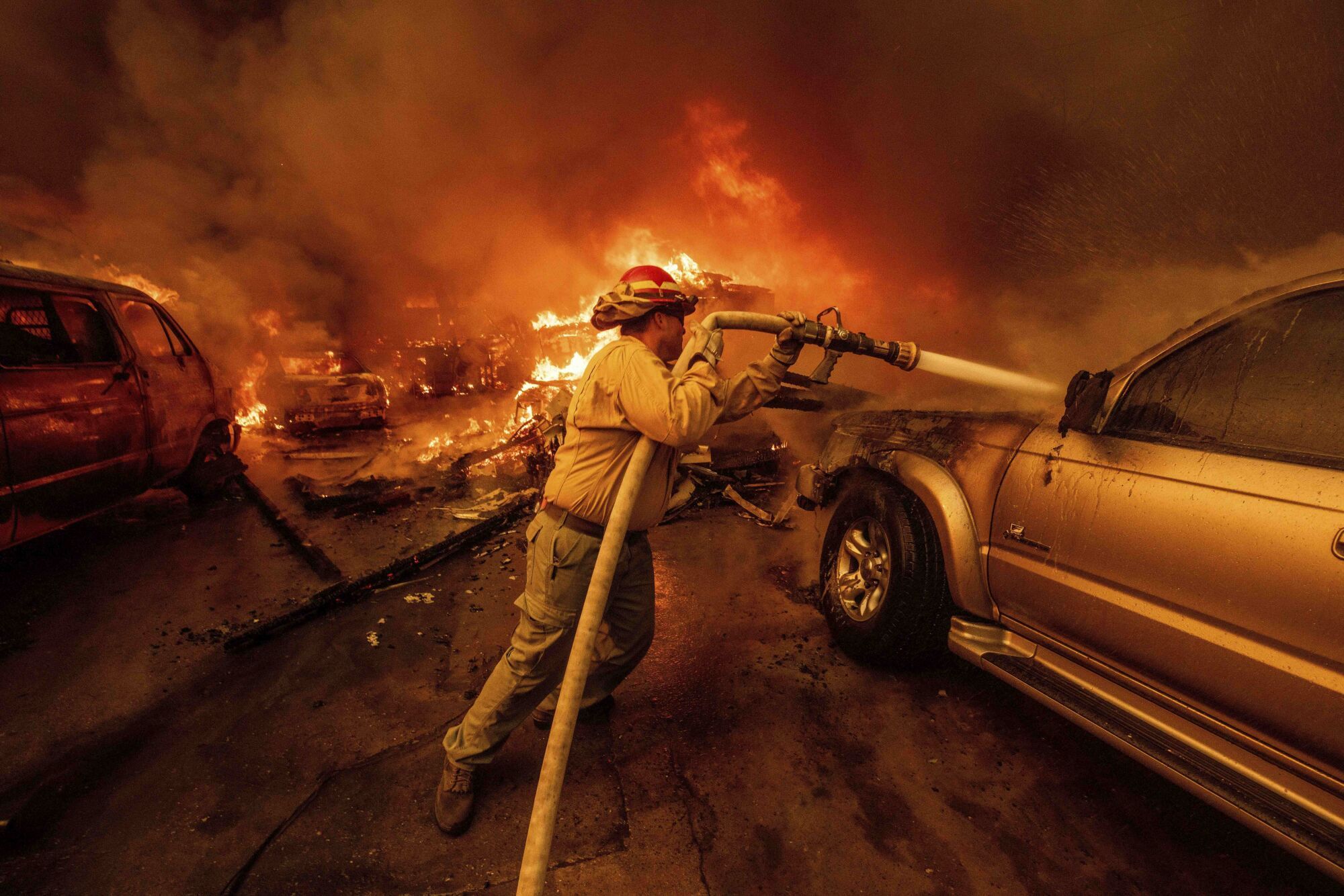 A firefighter battles the Eaton Fire Wednesday, Jan. 8, 2025, in Altadena, Calif. (AP Photo/Ethan Swope) Associated Press / LaPresse Only italy and Spain. EDITORIAL USE ONLY/ONLY ITALY AND SPAIN
