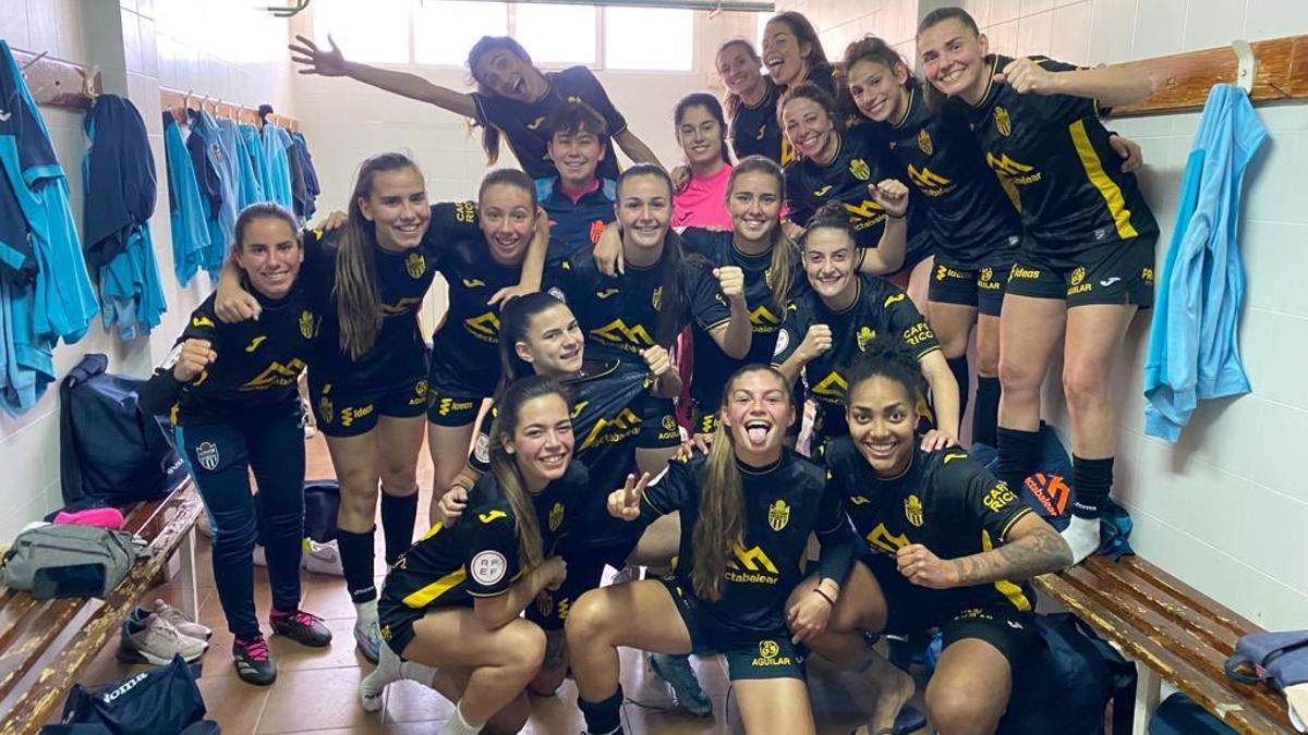 Las jugadoras del Atlético Baleares celebran en el vestuario el vital triunfo ante el Albacete que les da de nuevo el liderato.