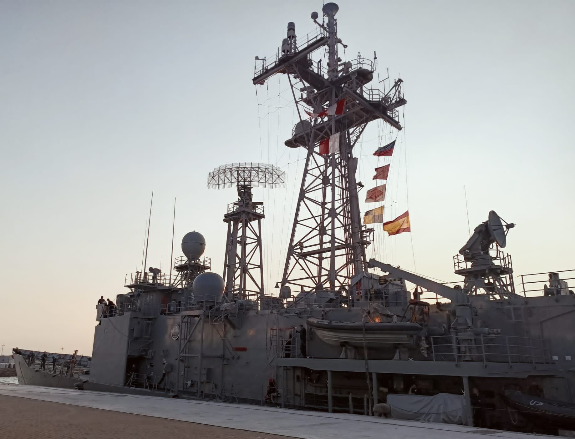 La Armada española desembarca en Vigo