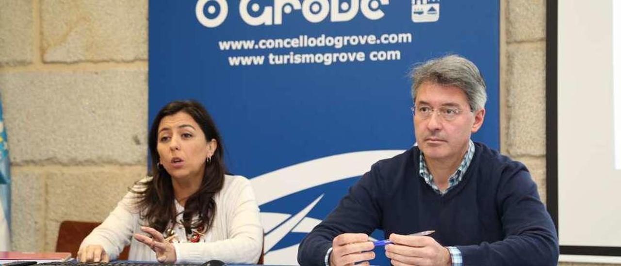 Emma Torres, concejala de Turismo, y José Cacabelos, alcalde de O Grove. // Muñiz