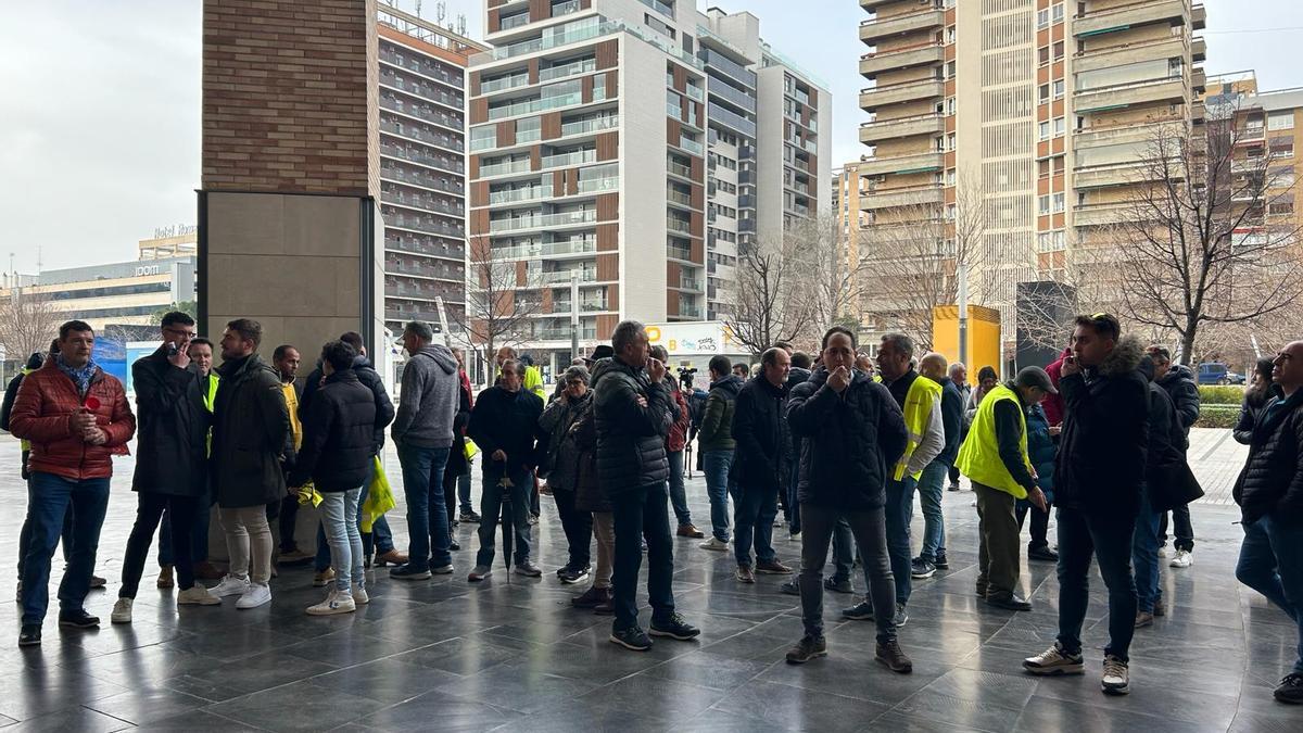 Algunos manifestantes a las puertas del Auditorio de Zaragoza durante la protesta de este jueves.