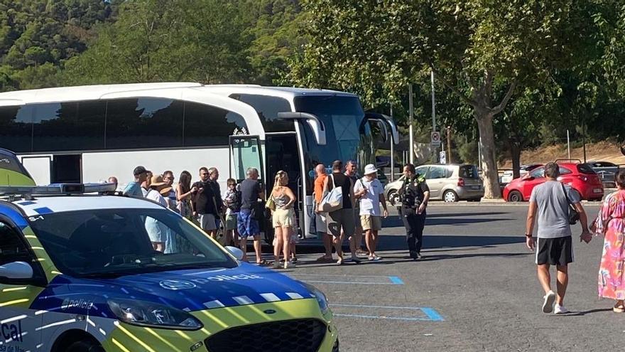 Tossa de Mar limita els grups de visites guiades i prohibeix l'ús de megàfons i altaveus