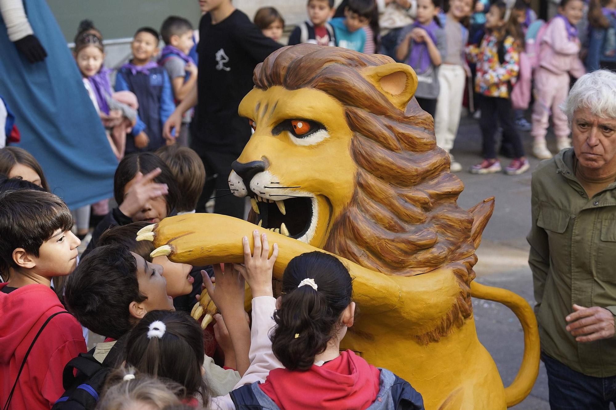 Les fotos de la cercavila d'escoles amb la Girona Marxing Band i els Gegantons de Girona