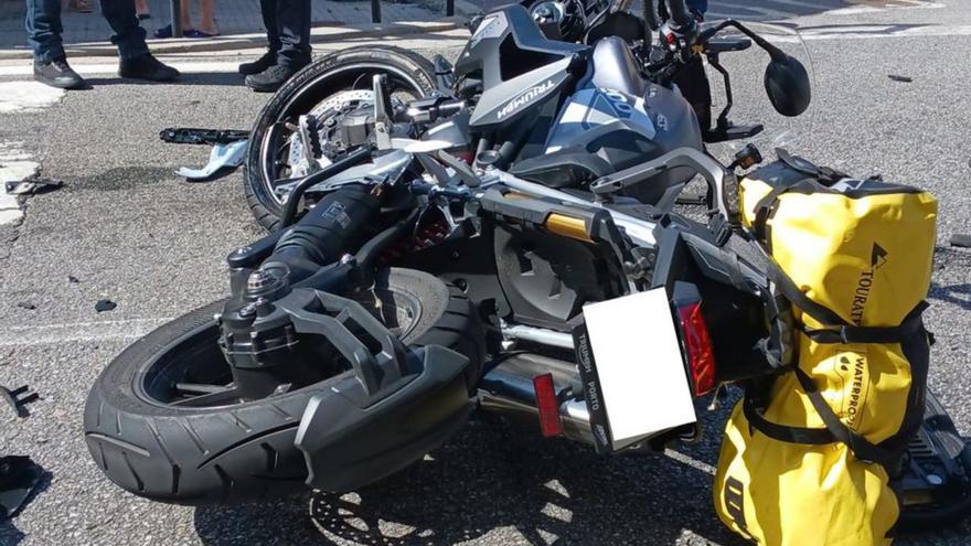 Aparatoso accidente entre dos motos en el centro de Cambados