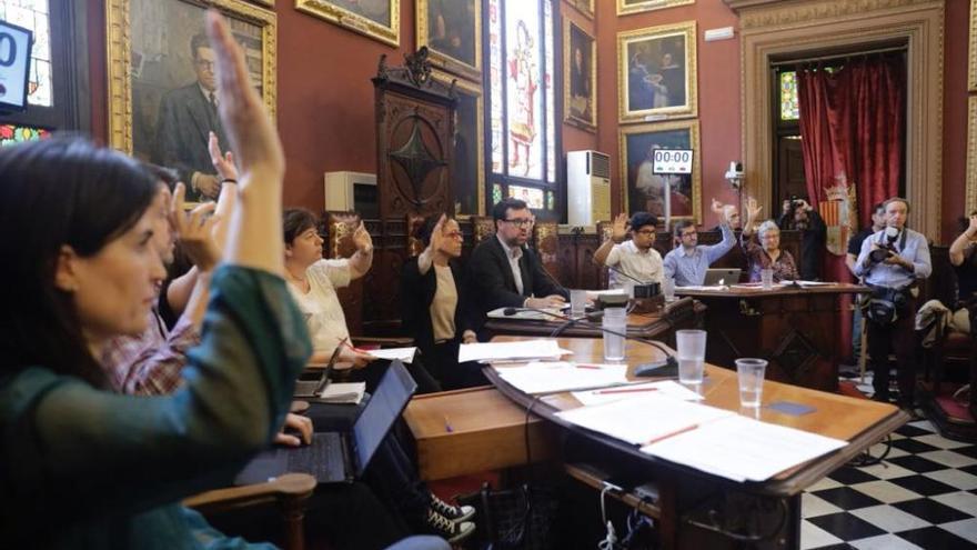 El pleno del Ayuntamiento de Palma aprueba la ordenanza de terrazas y la prohibición del alquiler turístico
