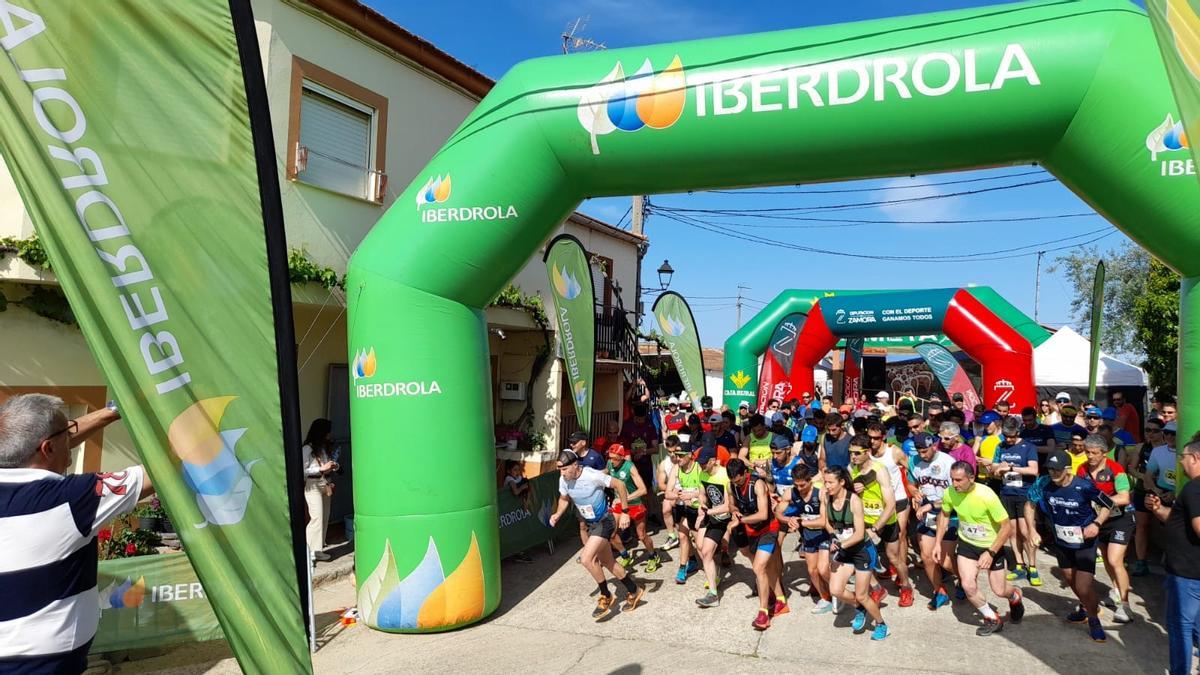 La salida de la carrera en la localidad de Villaflor