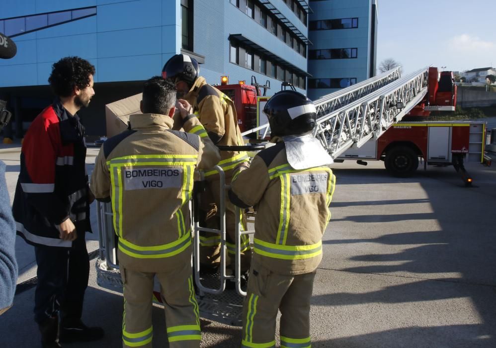 Visita de los bomberos a los niños del Cunqueiro