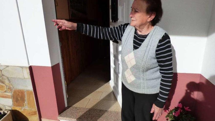 Anita Eloína García explica a la entrada de su casa cómo fue el robo.